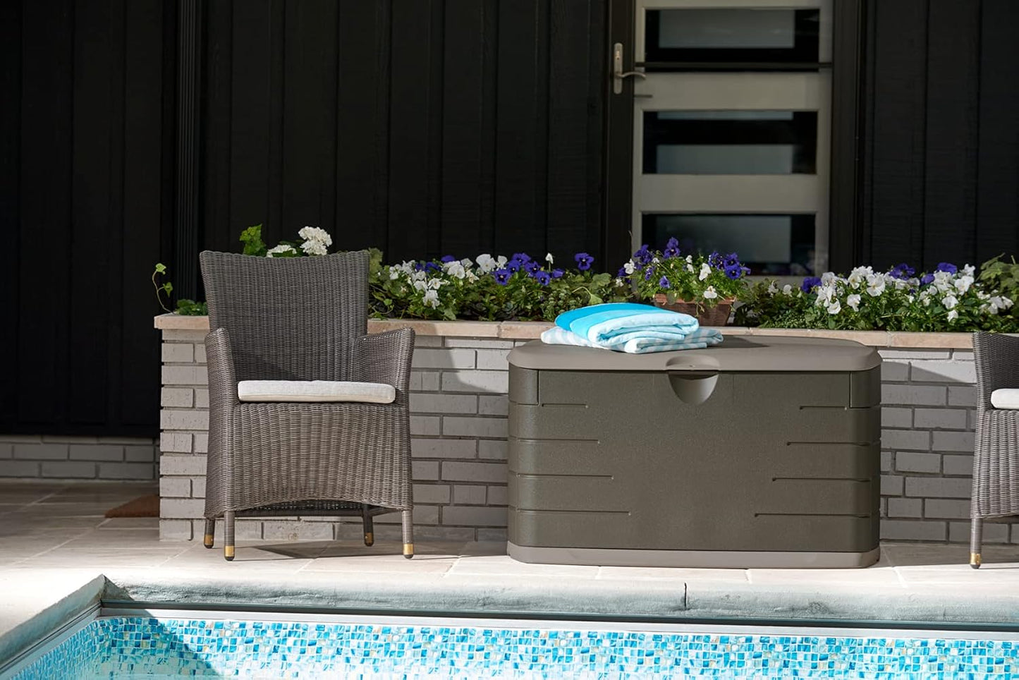Rubbermaid Extra Large Resin Outdoor Storage Deck Box with Seat (120 Gal), Weather Resistant, Brown, Deck Organization for Home/Backyard/Pool Chemicals/Toys/Garden Tools/Porch/Patio Cushions