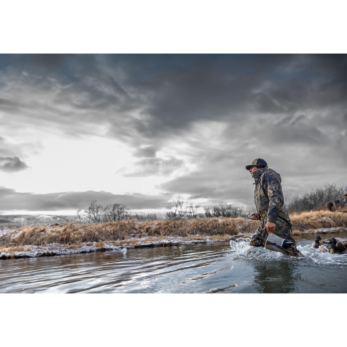 Higdon Outdoors Pulastor PRO | Motion Waterfowl Decoy | Compatible in Fresh Salt and Brackish Water | Spraying Rocking and Feeding Motion