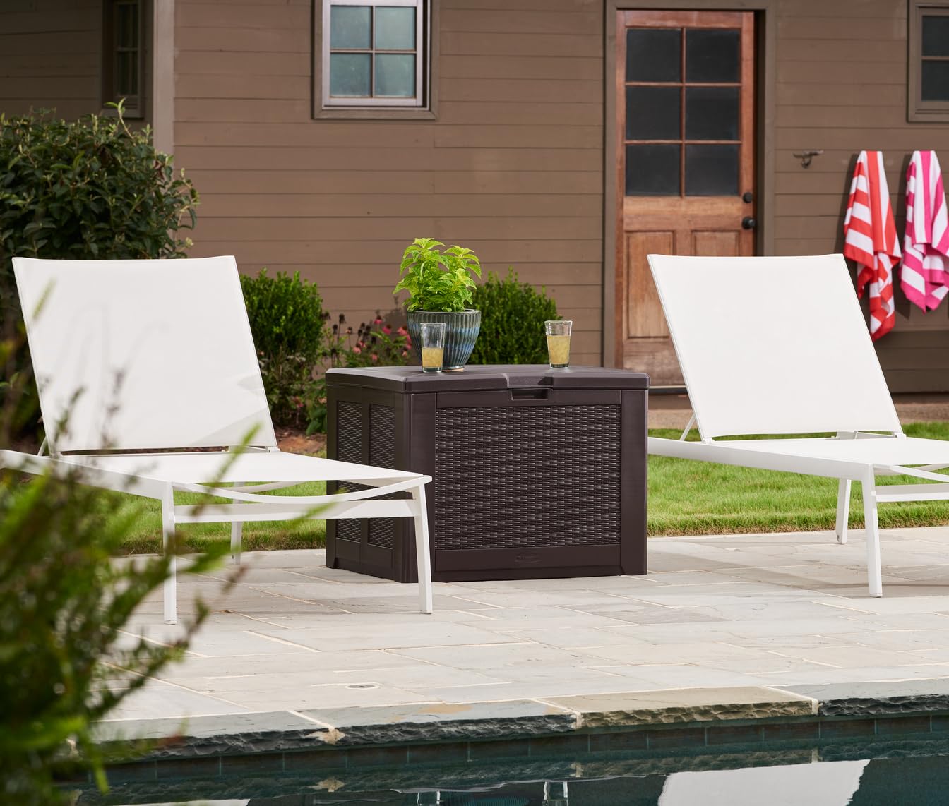 Rubbermaid Extra Large Resin Outdoor Storage Deck Box (134 Gal), Weather Resistant, Black, Deck Organization for Home/Backyard/Pool Chemicals/Toys/Garden Tools/Porch/Patio Cushions