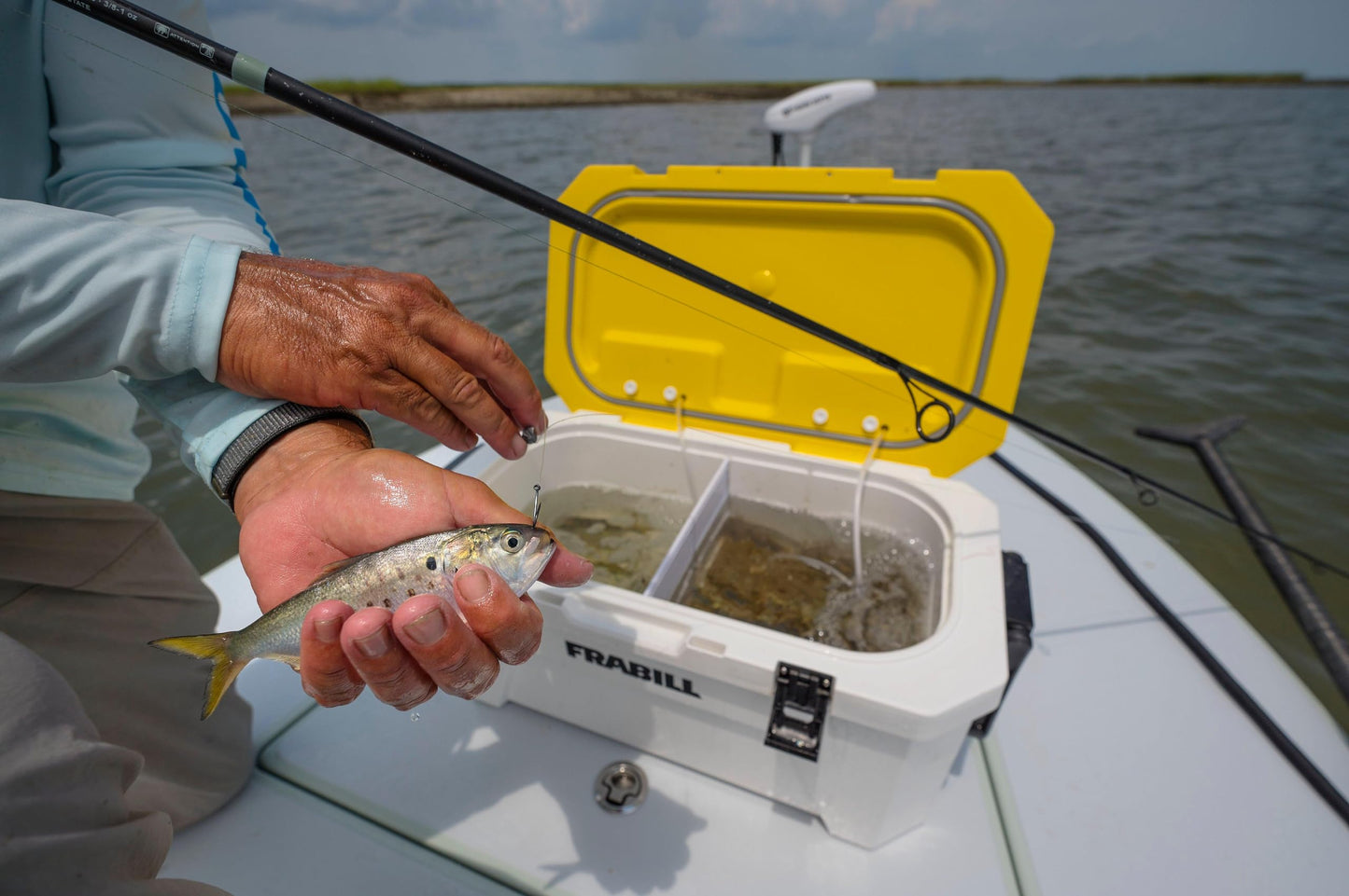 Frabill Magnum Bait Station 13 Quart Live Bait Well, White and Yellow