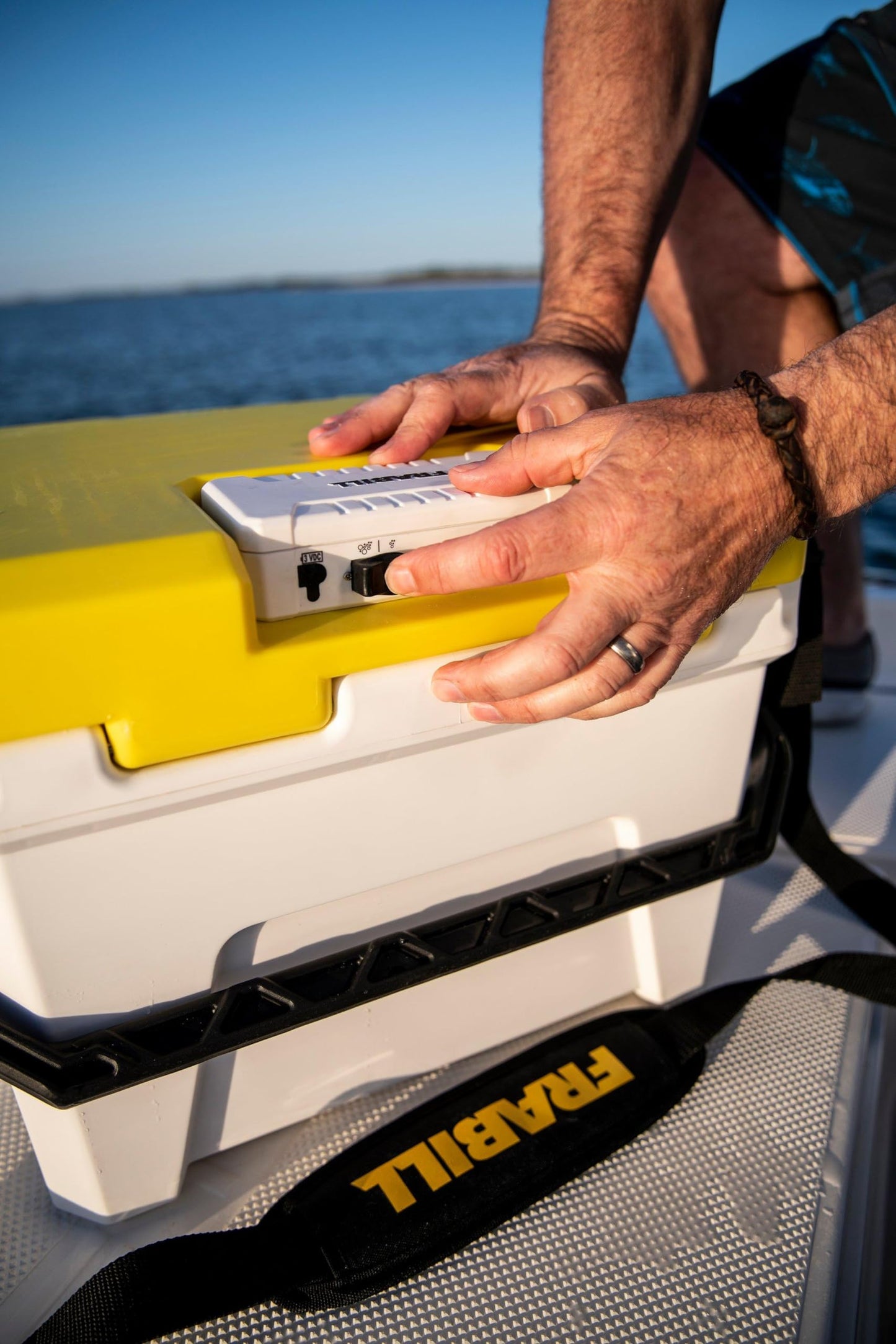 Frabill Magnum Bait Station 13 Quart Live Bait Well, White and Yellow