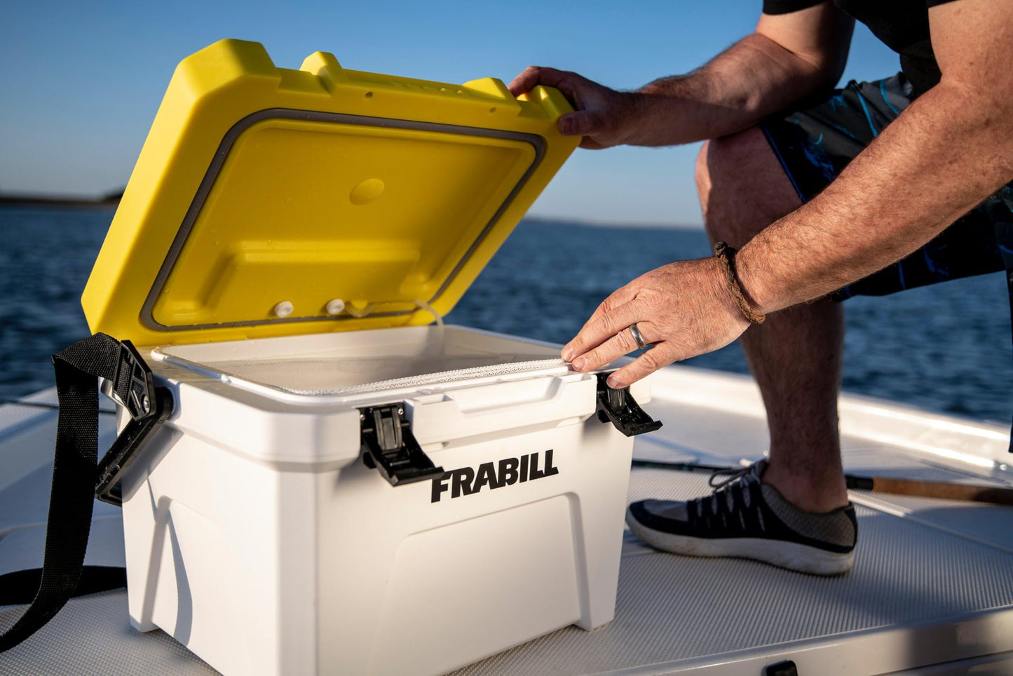 Frabill Magnum Bait Station 13 Quart Live Bait Well, White and Yellow