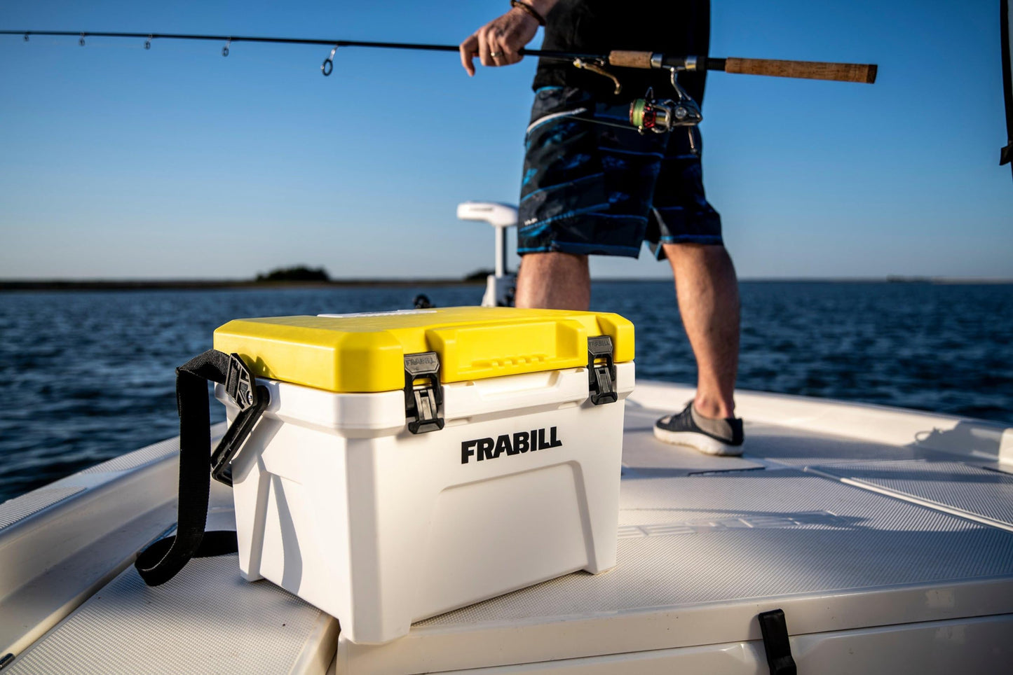 Frabill Magnum Bait Station 13 Quart Live Bait Well, White and Yellow