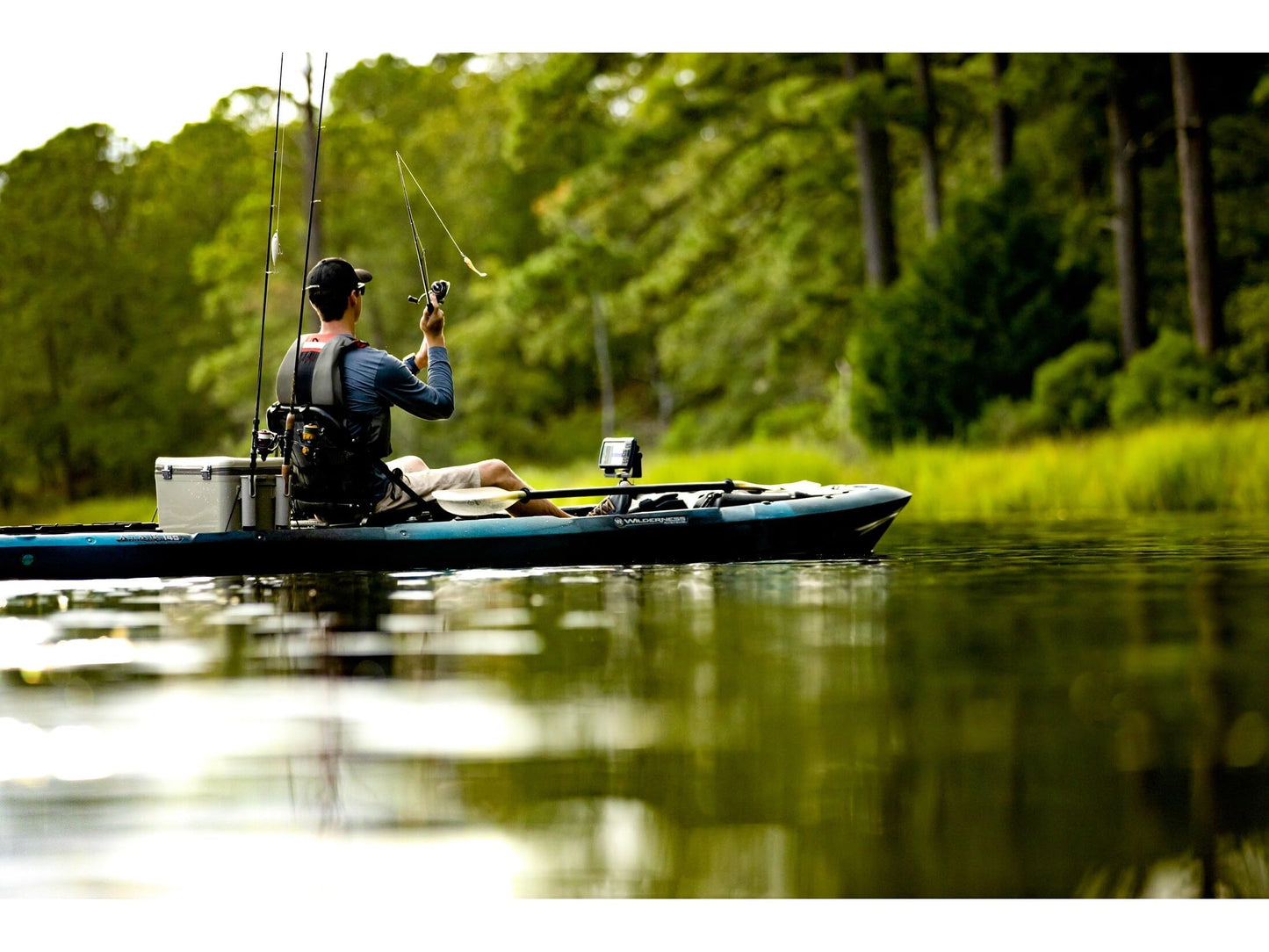 Garmin 010-02550-00 Striker Vivid 4cv, Easy-to-Use 4-inch Color Fishfinder and Sonar Transducer, Vivid Scanning Color Palettes