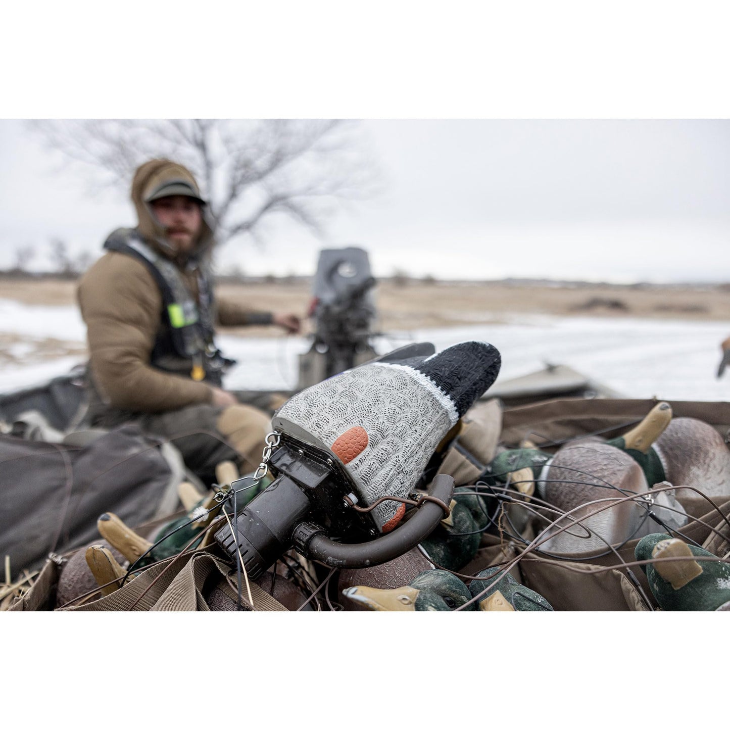 Higdon Outdoors Pulastor PRO | Motion Waterfowl Decoy | Compatible in Fresh Salt and Brackish Water | Spraying Rocking and Feeding Motion