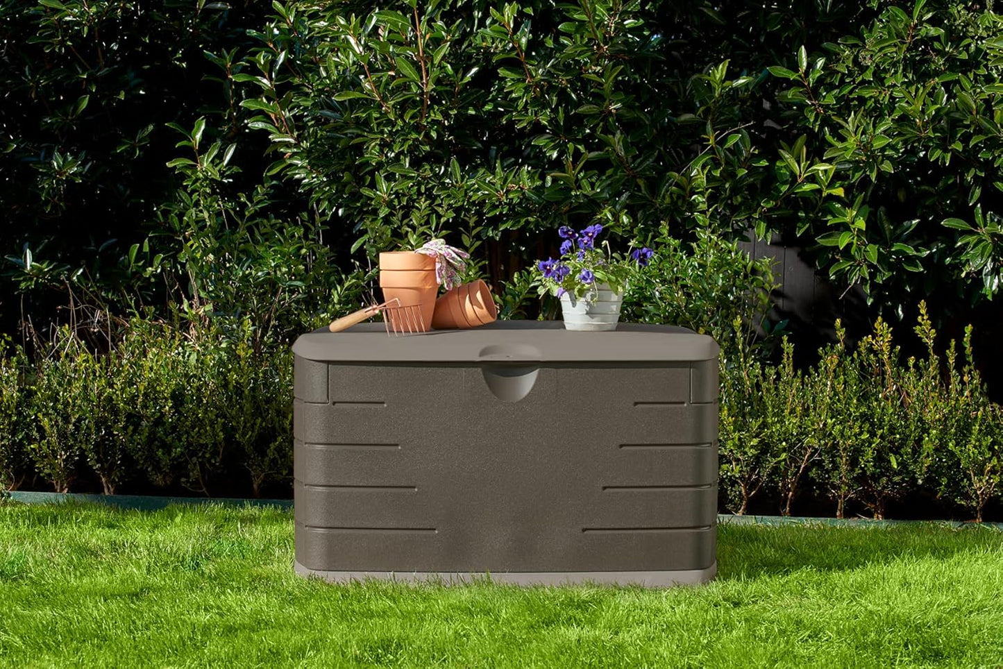 Rubbermaid Extra Large Resin Outdoor Storage Deck Box with Seat (120 Gal), Weather Resistant, Brown, Deck Organization for Home/Backyard/Pool Chemicals/Toys/Garden Tools/Porch/Patio Cushions