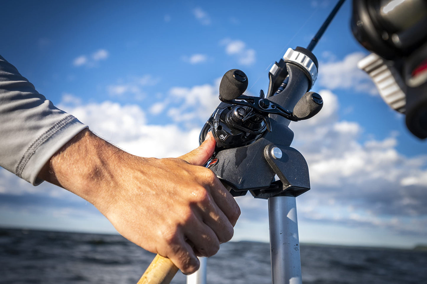 Abu Garcia Max Digital Line Counter Low Profile Baitcast Reel, Size LP (1498727), Carbon Fiber Star Drag, Max of 20lb | 9.0kg, Durable, Lightweight and Strong,Black