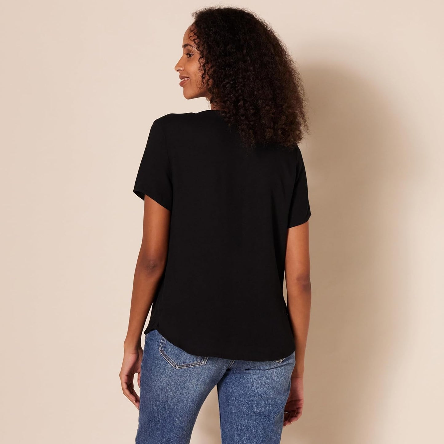 Amazon Essentials Women's Relaxed-Fit V Neck Short-Sleeve Woven Blouse, Business Casual