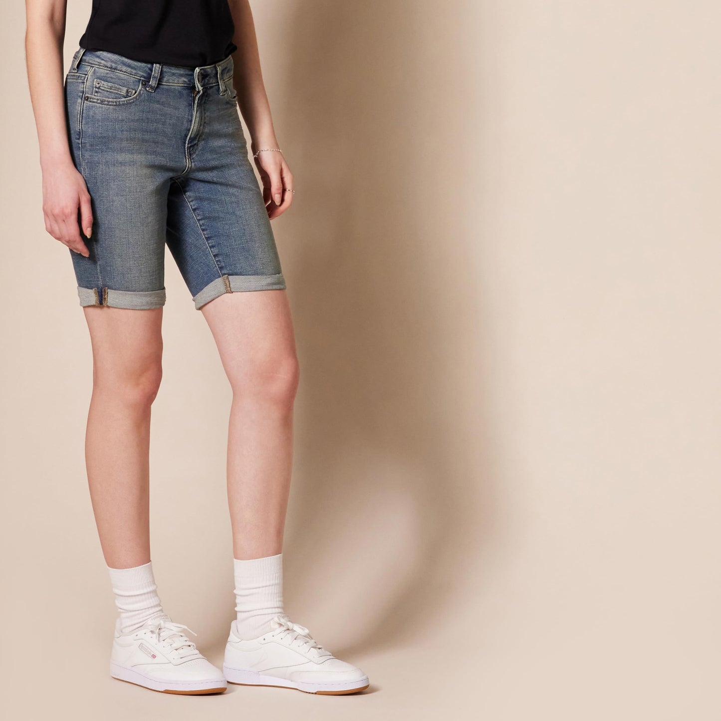 Amazon Essentials Women's Mid-Rise Stretchy Slim Fit Denim Bermuda Shorts with Pockets