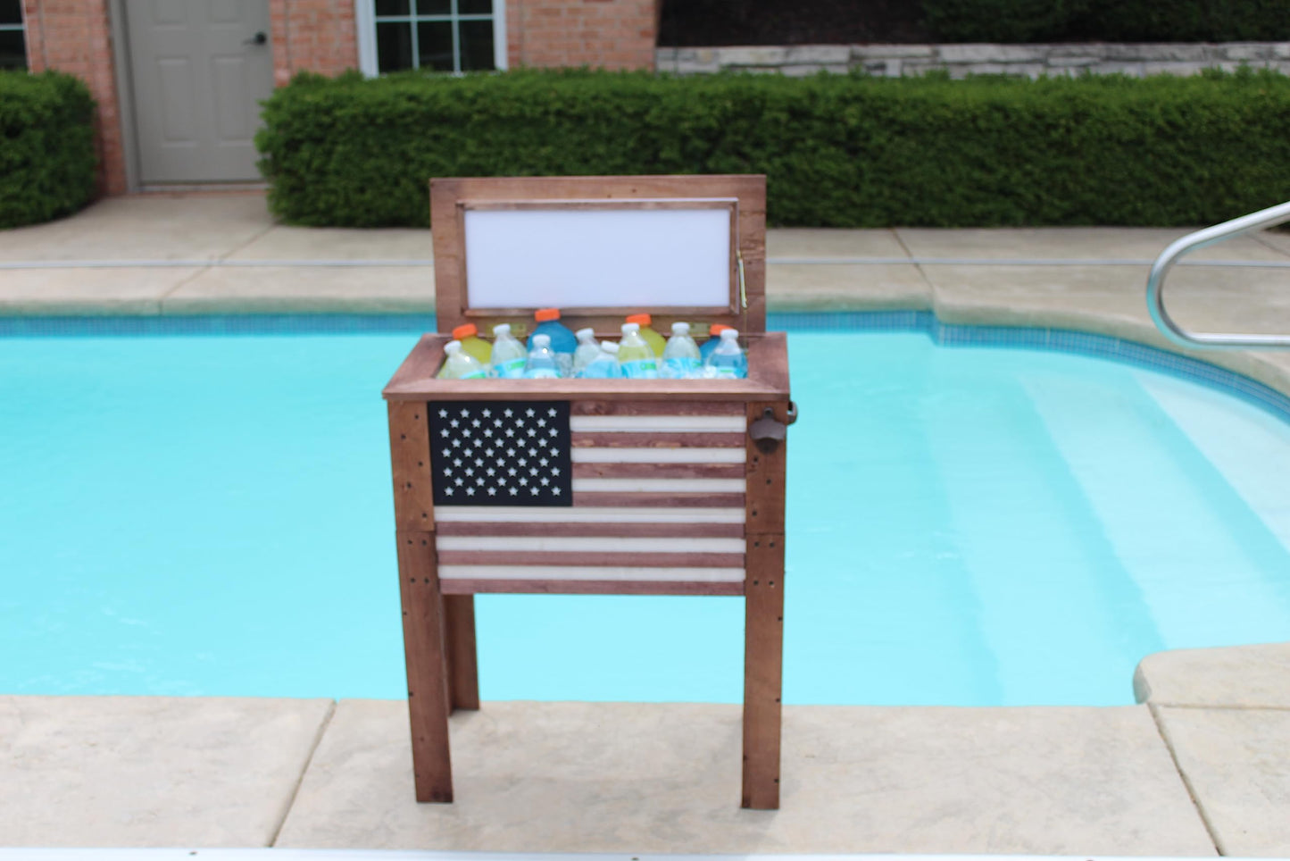 Backyard Expressions Wooden Patio Cooler with Plastic Insulated Liner & Bottle Opener – Rustic Outdoor Ice Chest for Deck, Porch, or Backyard Parties (2025 Flag)