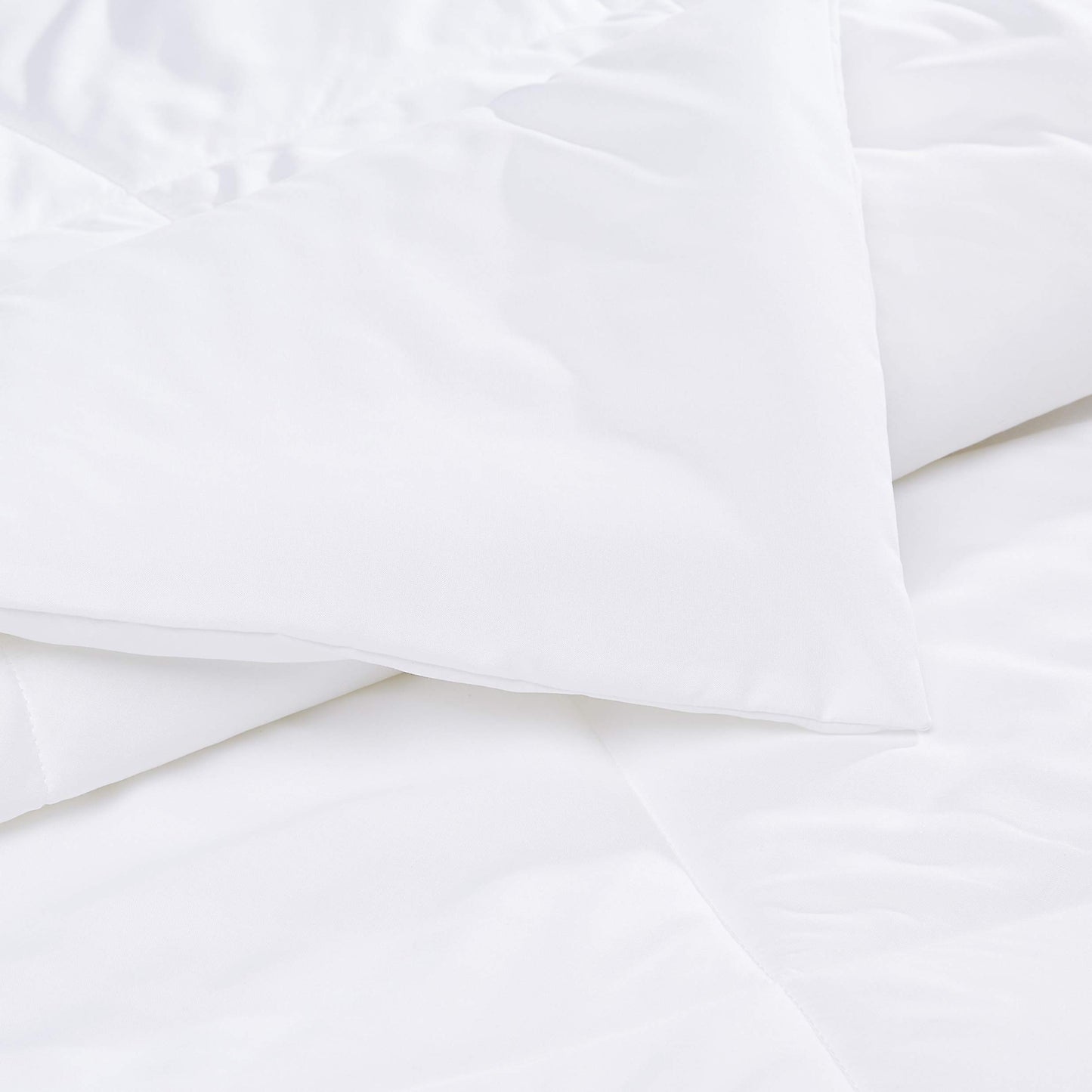 Amazon Basics Reversible Lightweight Microfiber All Season Comforter Blanket, Full/Queen, White