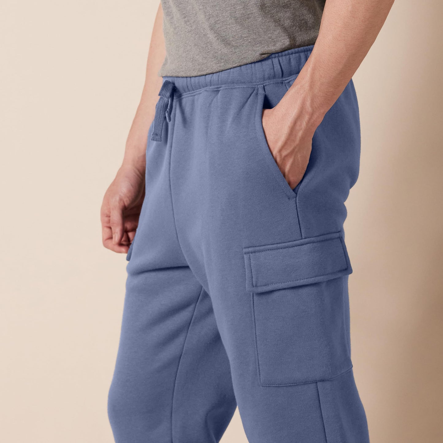 Amazon Essentials Men's Relaxed Fit Cargo Fleece Jogger Sweatpants with Drawstring