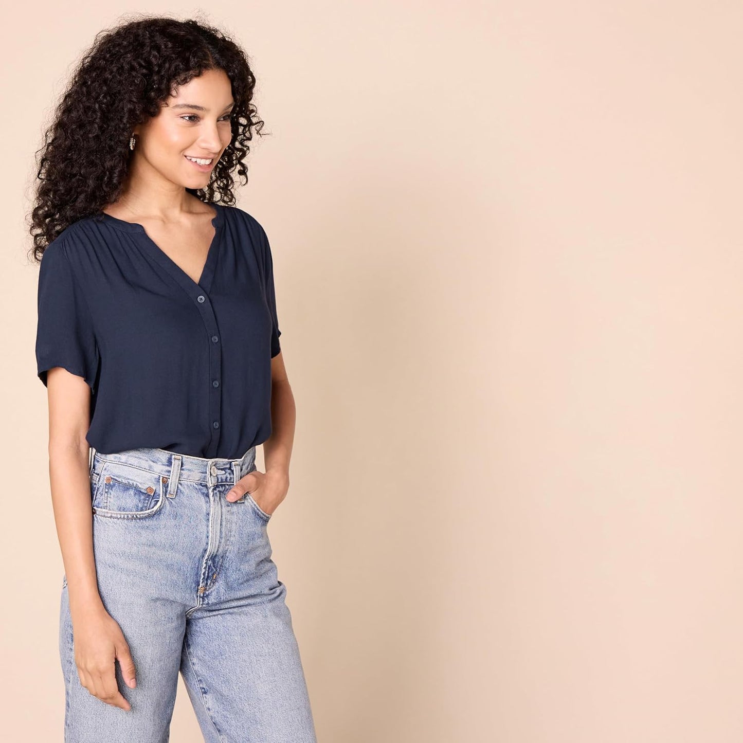 Amazon Essentials Women's Relaxed-Fit V Neck Short-Sleeve Woven Blouse, Business Casual