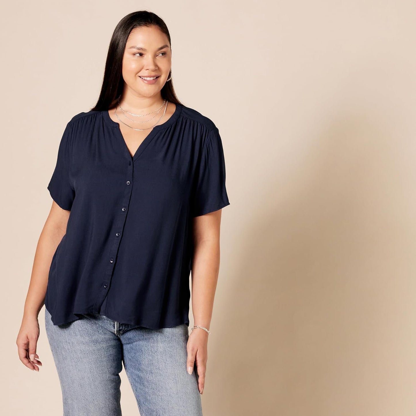 Amazon Essentials Women's Relaxed-Fit V Neck Short-Sleeve Woven Blouse, Business Casual