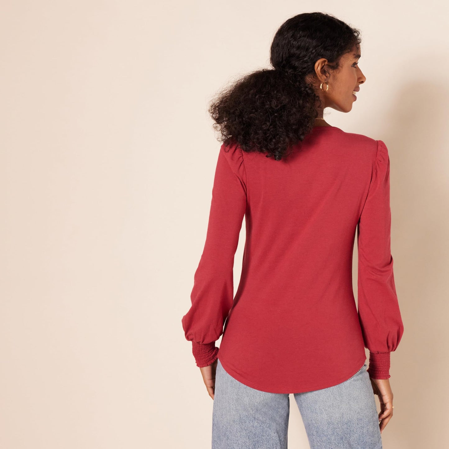 Amazon Essentials Women's Long-Sleeve Crewneck Smocked Cuff T-Shirt