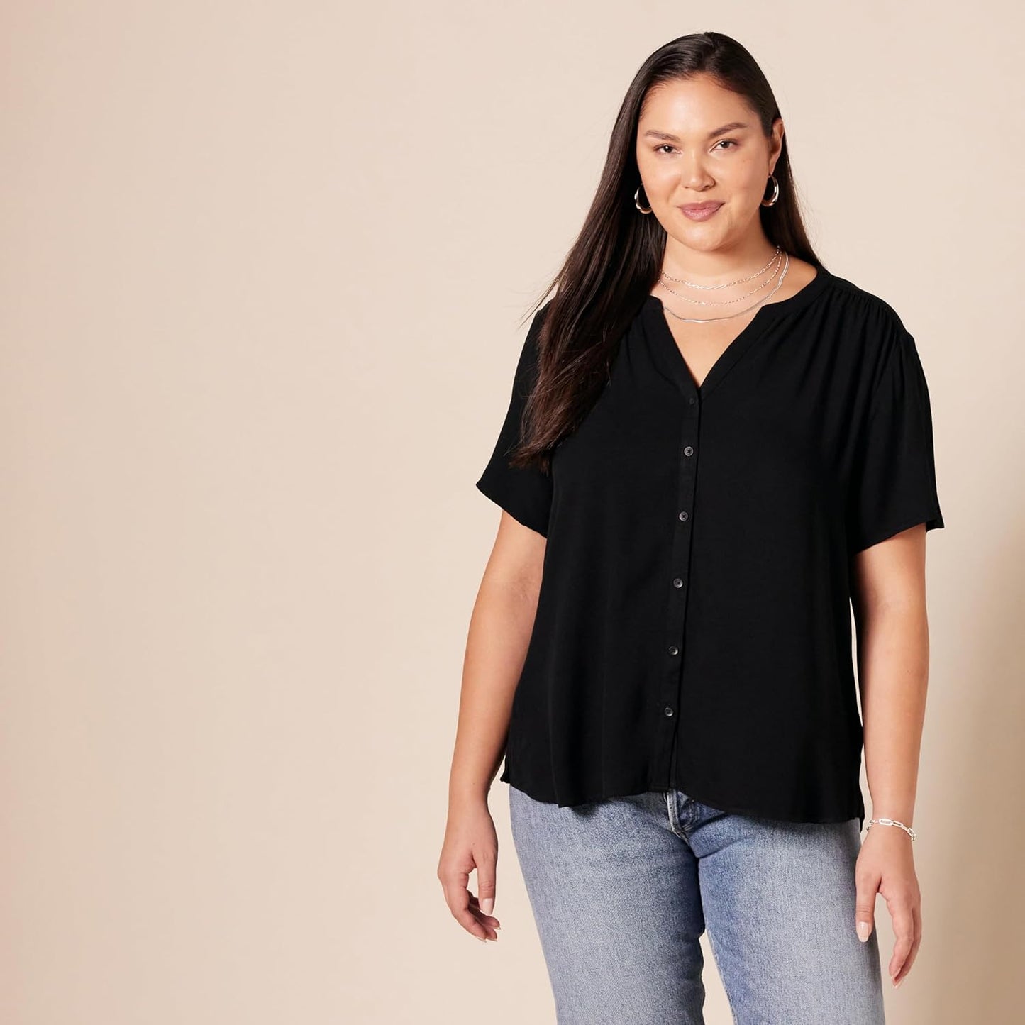 Amazon Essentials Women's Relaxed-Fit V Neck Short-Sleeve Woven Blouse, Business Casual
