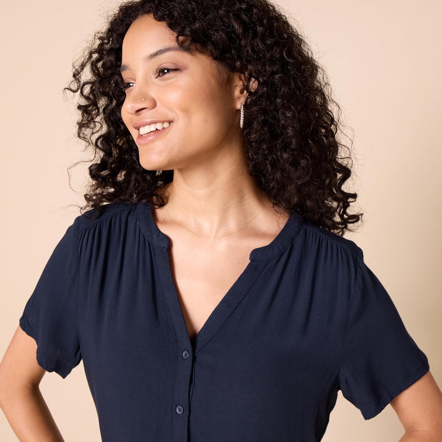 Amazon Essentials Women's Relaxed-Fit V Neck Short-Sleeve Woven Blouse, Business Casual