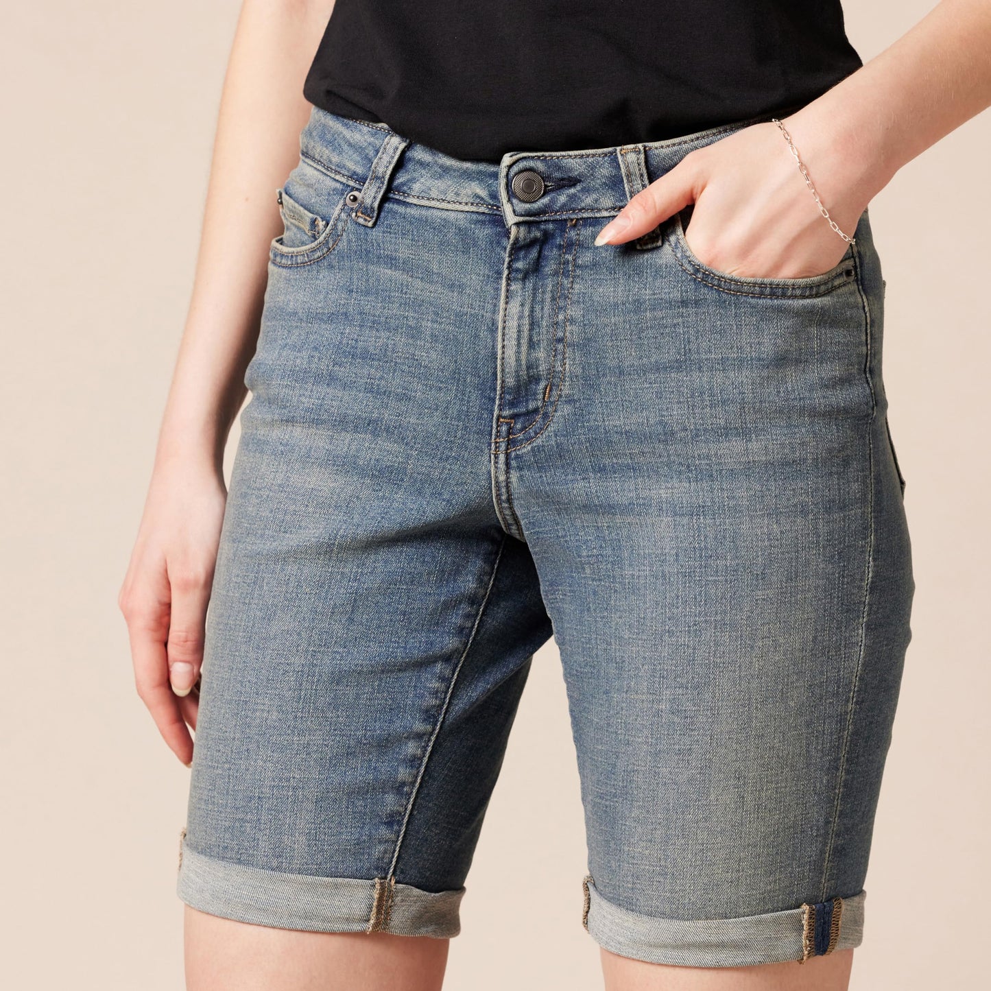 Amazon Essentials Women's Mid-Rise Stretchy Slim Fit Denim Bermuda Shorts with Pockets