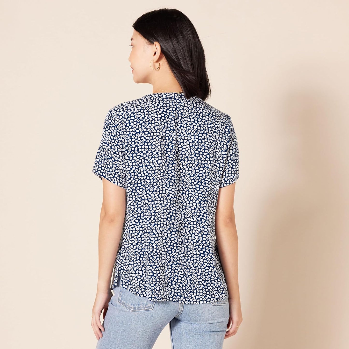 Amazon Essentials Women's Relaxed-Fit V Neck Short-Sleeve Woven Blouse, Business Casual