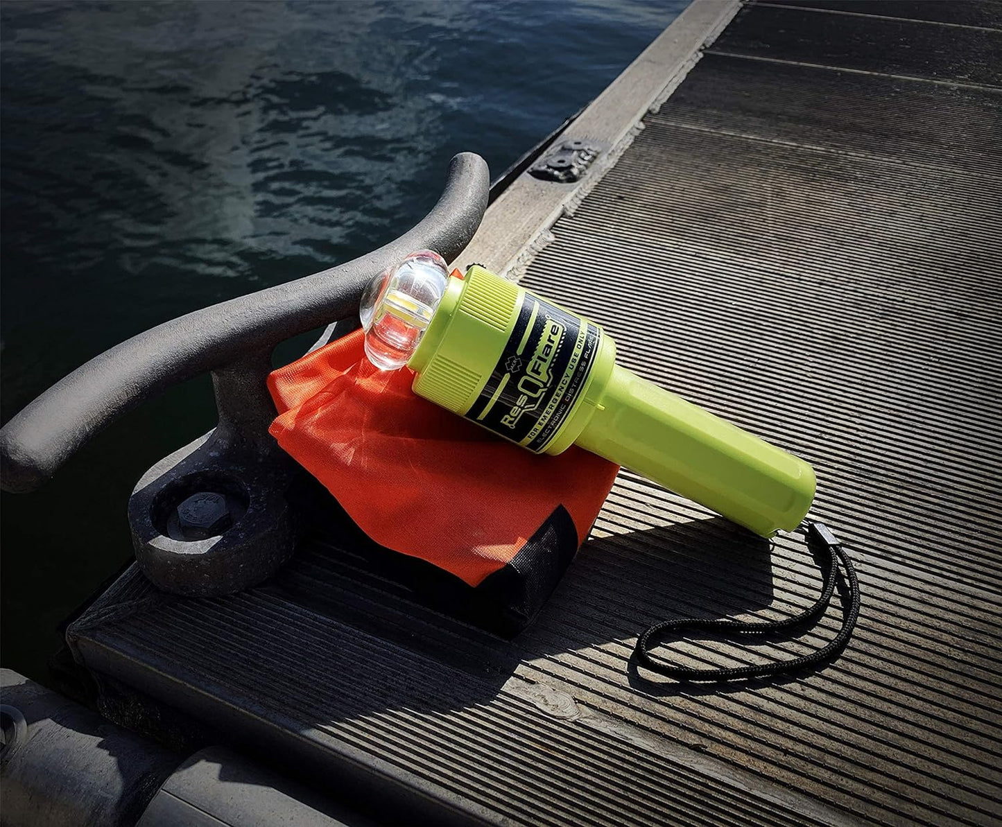 ACR ResQFlare E-Flare Safety Kit - Marine Electronic Boat Flare Meets USCG Daytime and Nighttime Coast Guard Boating Requirements, Emergency Flare for Boating, Marine Safety, Boat Survival
